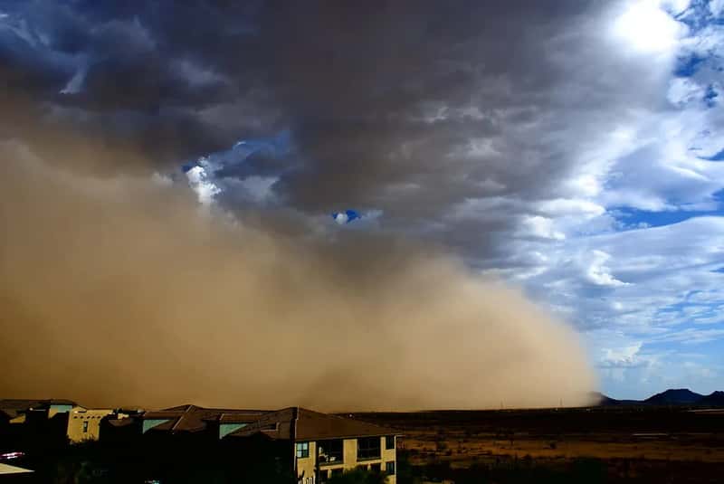 7. Dust storms, monsoons, and unpredictable severe weather (wxcasterphx, Flickr, CC BY 2.0)