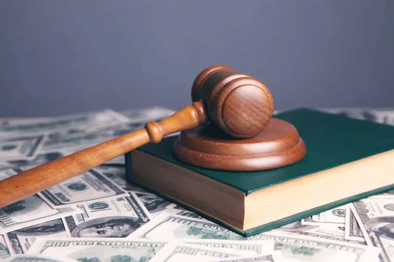 9. Threatening Legal Action and Early-Payment Discounts to Pressure You (Image Credits: Unsplash)