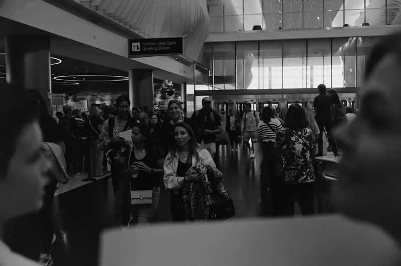 1. Crowding the Carousel Before the Bags Even Arrive (Image Credits: Unsplash)
