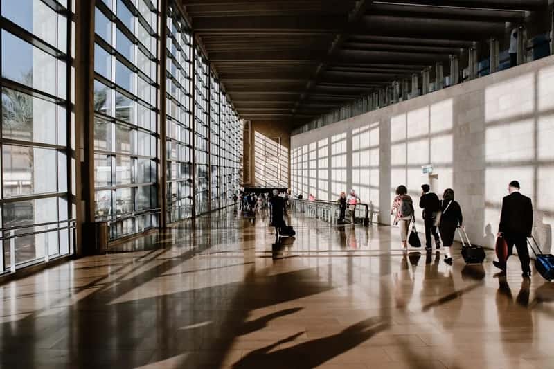 1. Gate lice: crowding the boarding door before it's time (Image Credits: Unsplash)