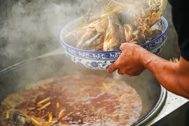 2. Door County's Traditional Fish Boil (Image Credits: Pexels)