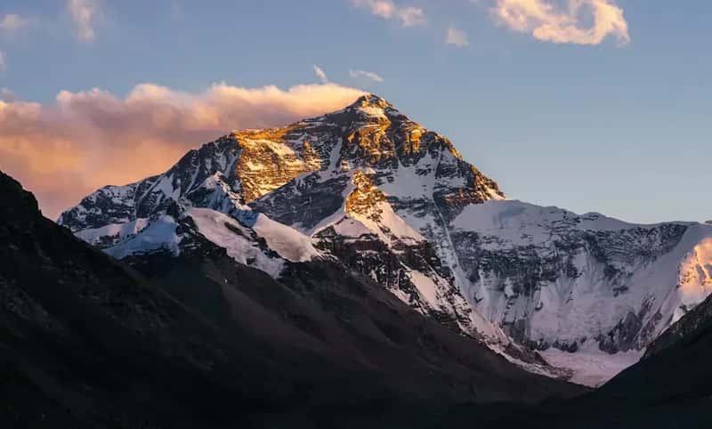 Mount Everest, Nepal and Tibet: The Death Zone That Never Empties (Image Credits: Unsplash)