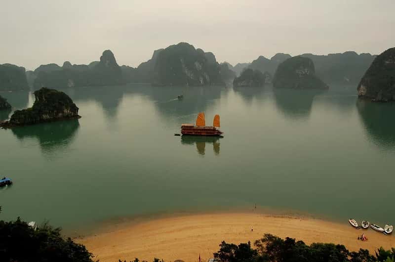 Halong Bay: A Polluted Paradise (Image Credits: Pixabay)