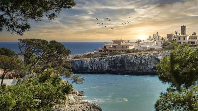 Mallorca, Spain: Beaches, Housing and Water (Image Credits: Pixabay)
