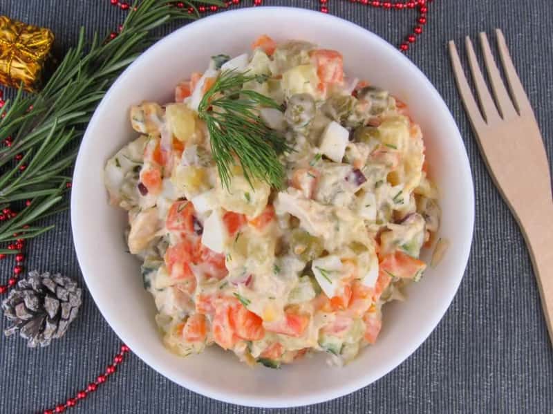 4. Mayonnaise-Based Salads Left at Room Temperature (Image Credits: Pexels)