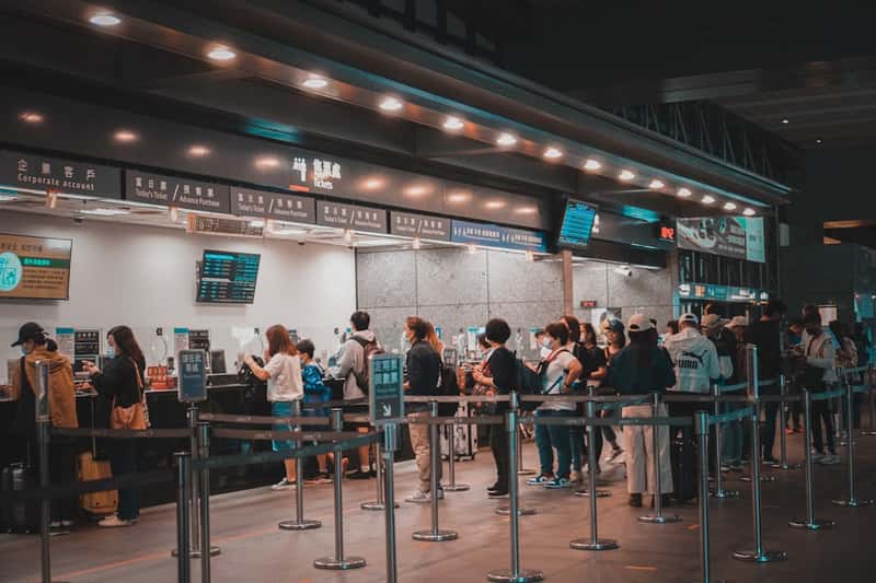 Travel psychology: your brain is wired to waste time at airports (Image Credits: Unsplash)