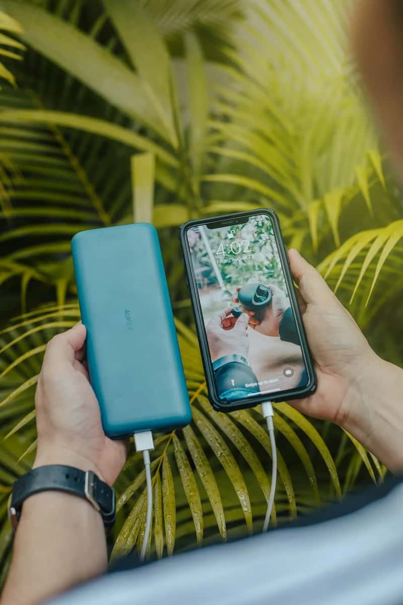 6. Skipping a portable charger and regretting it mid-trip (Image Credits: Unsplash)