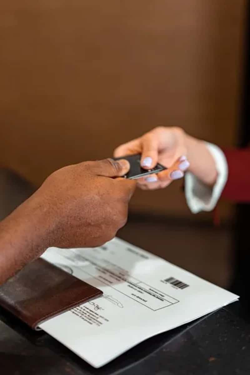 1. A Later Checkout Than the Standard Policy (Image Credits: Pexels)