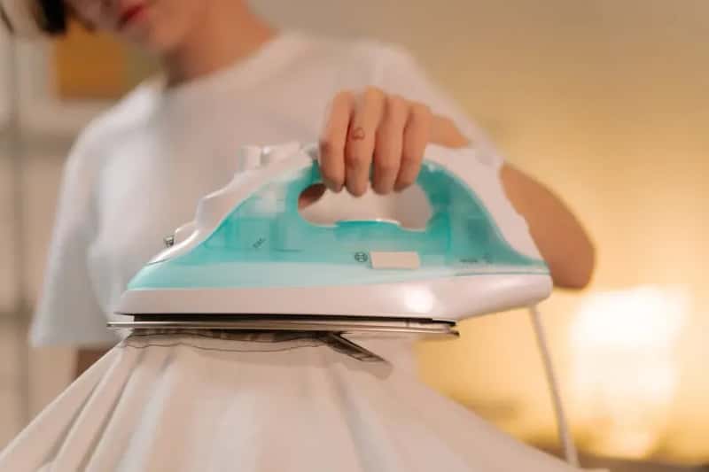 #11 - Wearing Wrinkle-Prone Fabrics Without Thinking About It (Image Credits: Pexels)