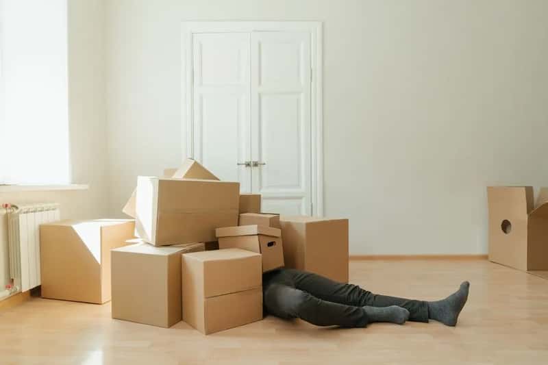 The emotional weight of downsizing (Image Credits: Pexels)