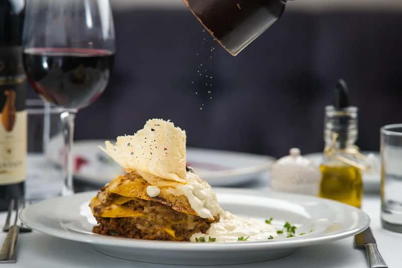 Restaurant tables open up (Image Credits: Pixabay)