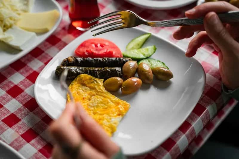 Mistake #7: Eating Late and Skipping Breakfast (Image Credits: Pexels)