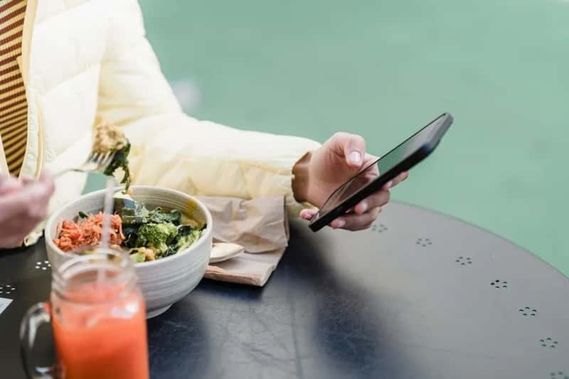 8. They keep their phones off the table (Image Credits: Pexels)