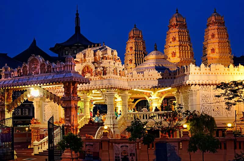 Temples are places of worship, not photo backdrops (williamcho, Flickr, CC BY-SA 2.0)
