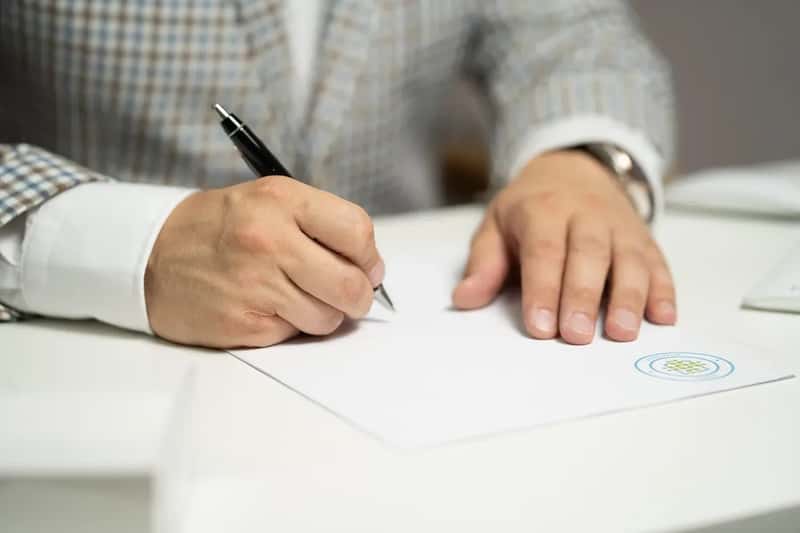 The Golden Rules Before You Sign Anything (Image Credits: Pixabay)