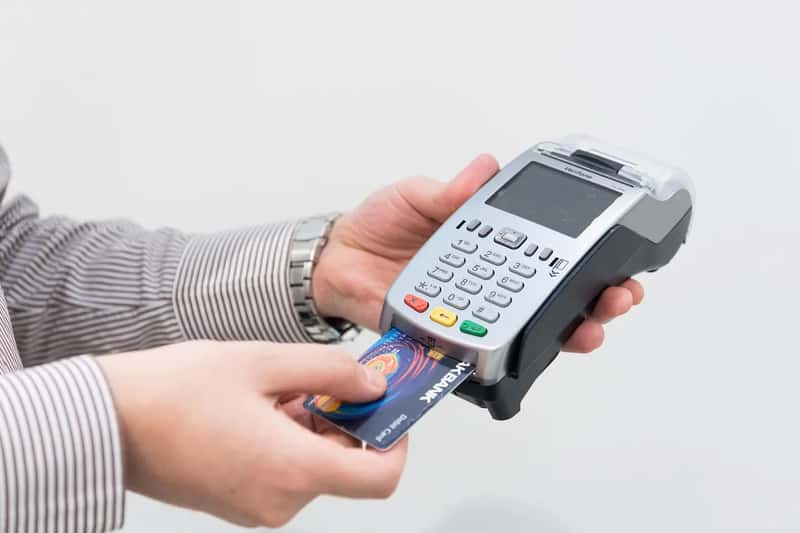 4. They Never Book Through Random Third-Party Sites or Pay With a Debit Card (Image Credits: Pixabay)