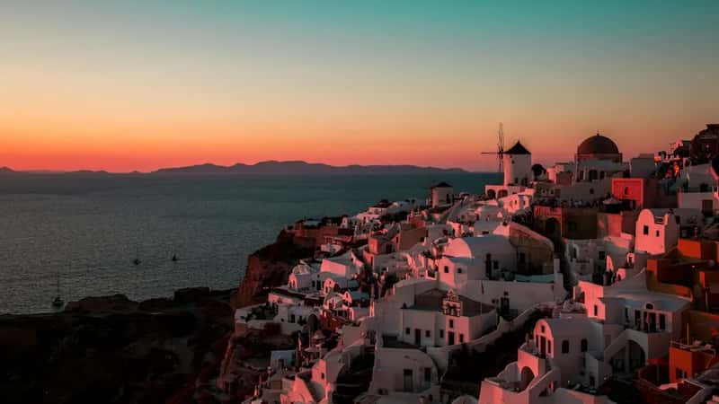 Chasing the Oia Sunset in Santorini (Image Credits: Unsplash)