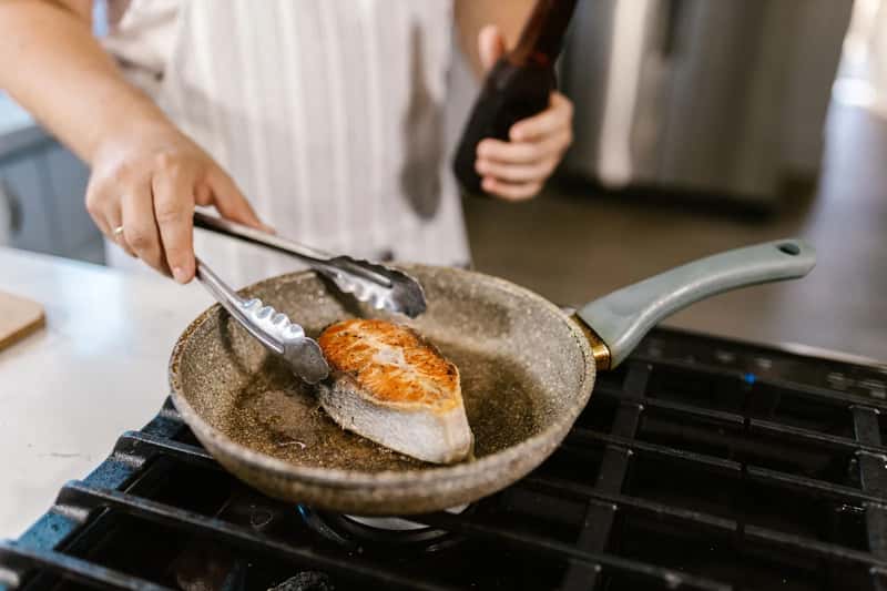 6. Wisconsin's Friday Night Fish Fry (Image Credits: Pexels)