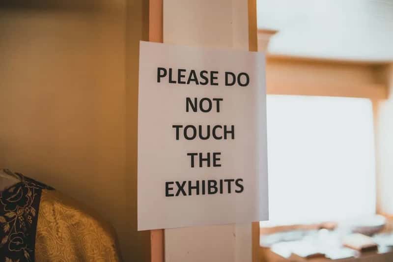 9. They don't ignore the resort's local customs or house rules (Image Credits: Pexels)