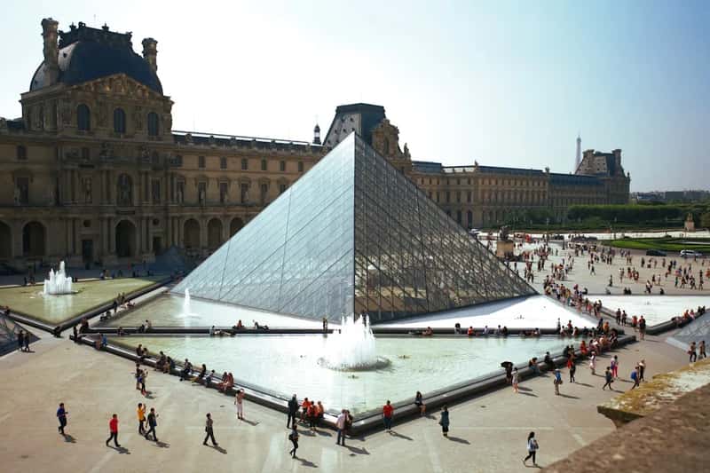 2. France: Paris's Theatrical Con Artists (Image Credits: Unsplash)