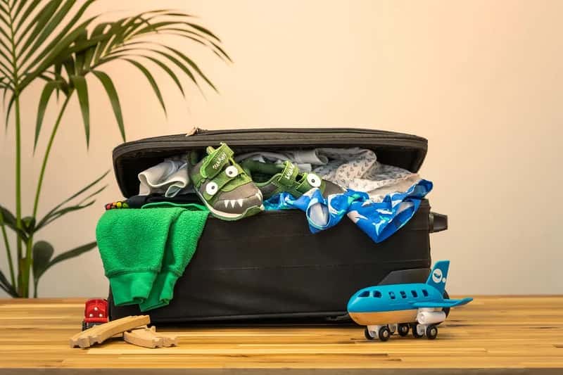 3. A Suitcase Full of Overpacked Clothing (Familydestinationsguide.com Images, Flickr, CC BY 2.0)