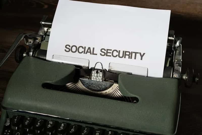 Delaying Social Security Beyond What Advisors Suggest (Image Credits: Unsplash)