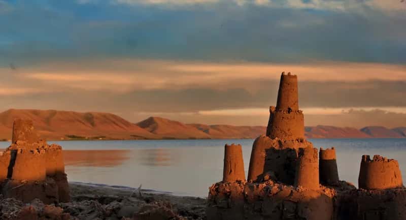 Building a sandcastle on the wrong Italian beach (Image Credits: Unsplash)