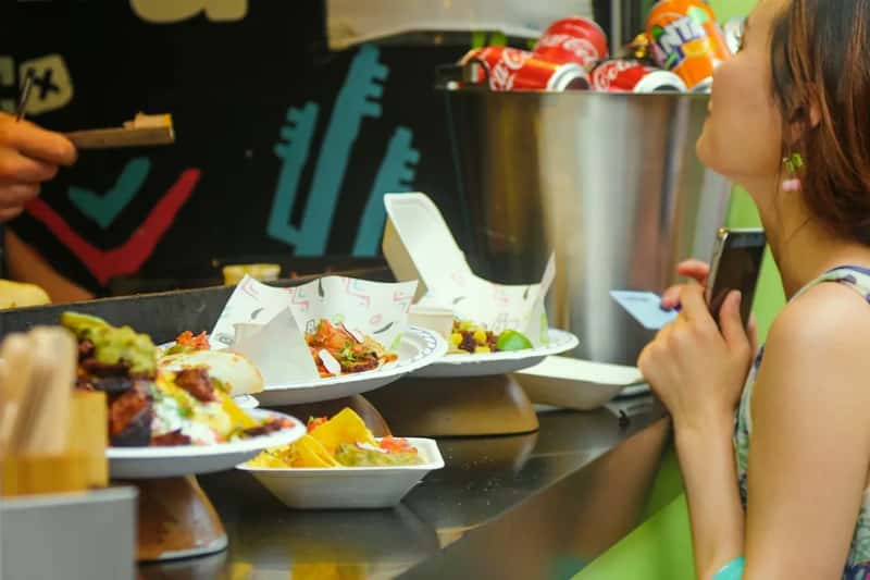 5. Letting kids treat the buffet like a playground (Image Credits: Unsplash)