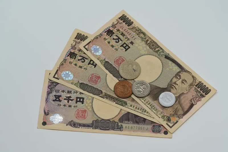 Carry Cash and Watch for Cover Charges (Image Credits: Pexels)