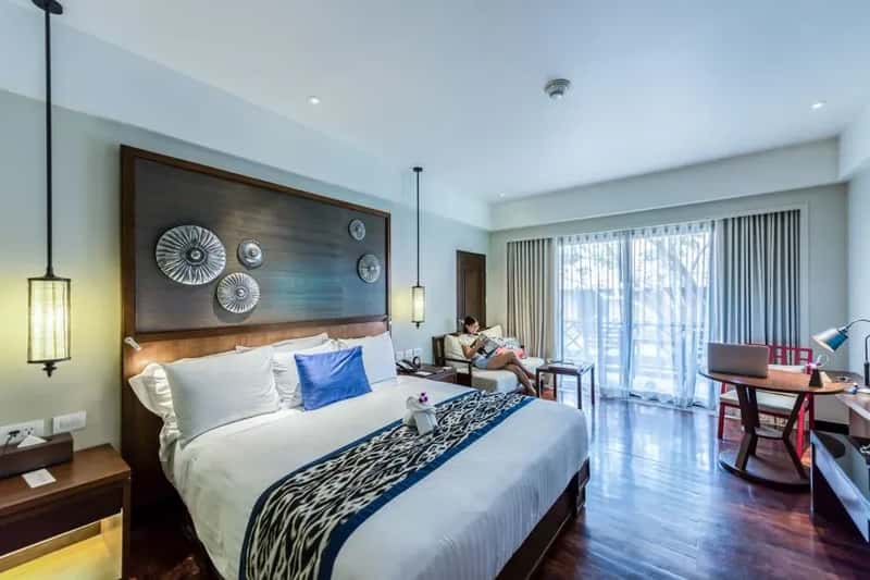 #16 They Pre-Stock the Room With Better Lighting Before You Arrive (Image Credits: Pexels)