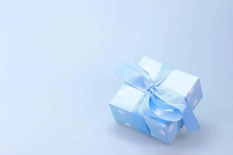 2. Bring a Thoughtful Host Gift (Image Credits: Pixabay)