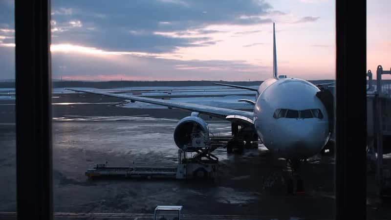 #12 - They Always Book the First Flight of the Morning (MIKI Yoshihito. (#mikiyoshihito), Flickr, CC BY 2.0)