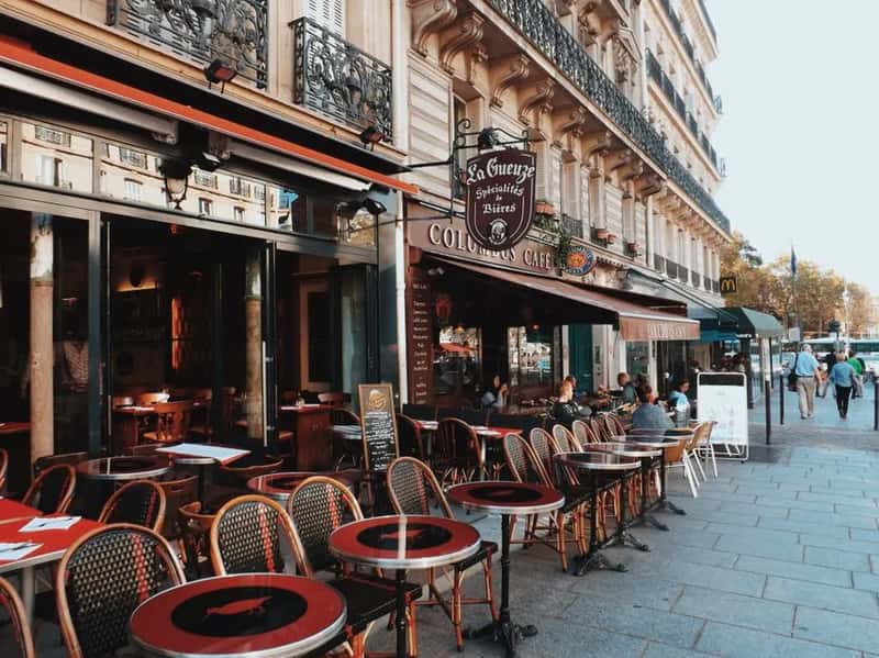 France: gratuity written into the law, not into the mood (Image Credits: Pexels)