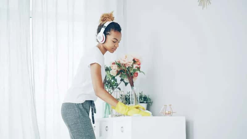 #2 - Cleaning Up While Guests Are Still Mid-Sentence (Image Credits: Unsplash)