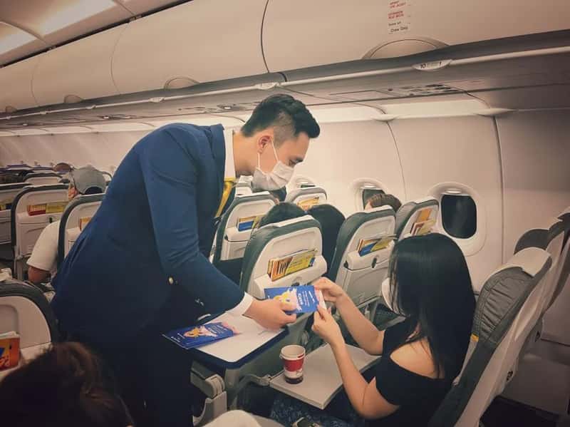 #11 - A Helping Hand With the Overhead Bin (Image Credits: Pexels)