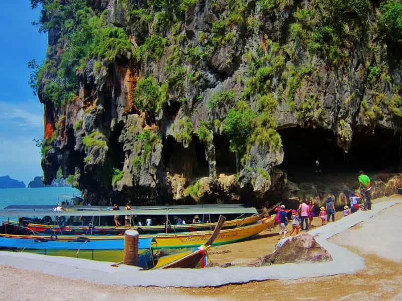 2. Thailand: Tropical Luxury for a Fraction of the Cost (By Michelle Maria, CC BY 3.0)