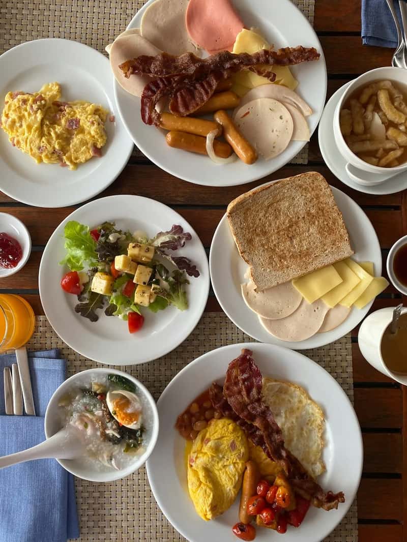 8. Breakfast credits with fine-print limits (Image Credits: Unsplash)