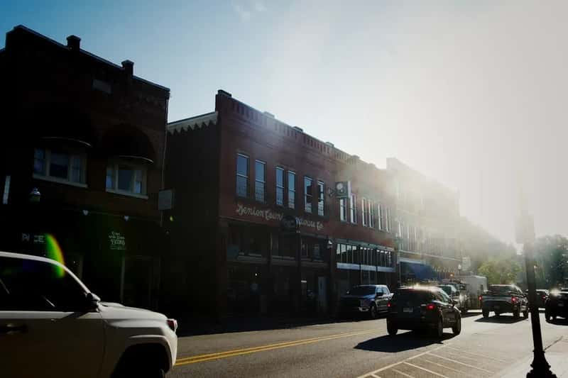 4. Bentonville, Arkansas - A Cultural Powerhouse Hidden in the Ozarks (Image Credits: Unsplash)