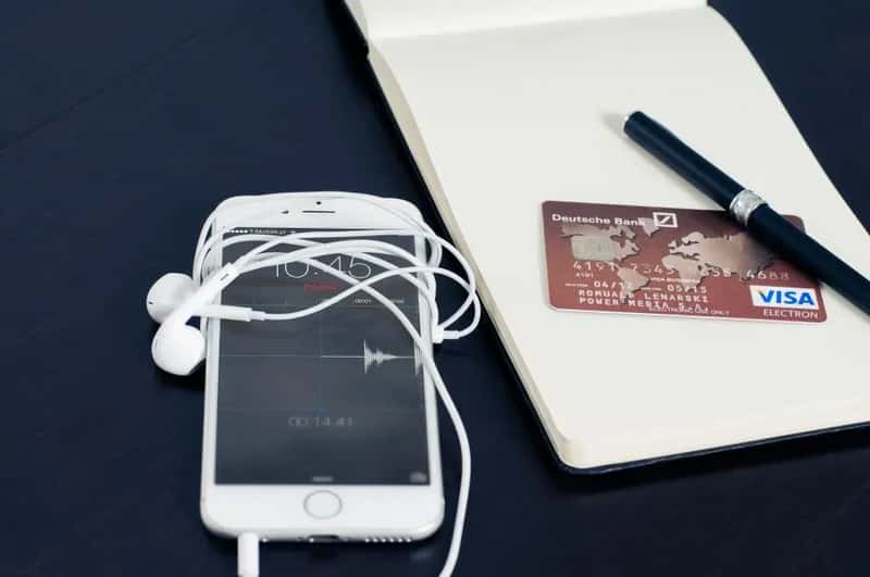 #6 - They Ditch the Laptop and Travel With a Phone or Tablet Only (Image Credits: Stocksnap)