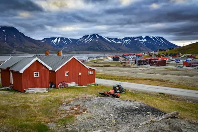 Svalbard: The Arctic Anomaly Where Anyone Can Stay Indefinitely (Image Credits: Unsplash)