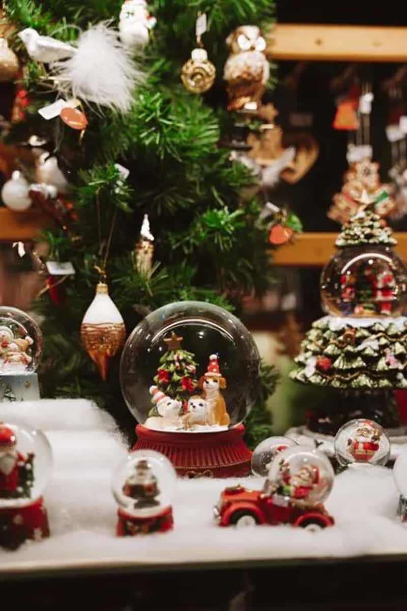 7. Snow globes, magnets, and generic trinkets with no local connection (Image Credits: Pexels)