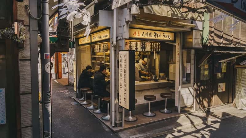 4. Eating while walking draws more attention than expected (Image Credits: Unsplash)