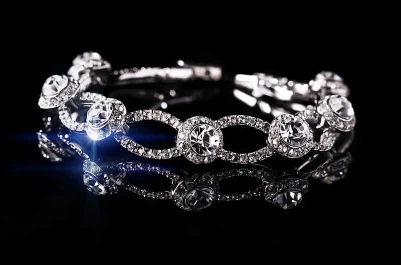 2. Cash and expensive jewelry (Image Credits: Unsplash)
