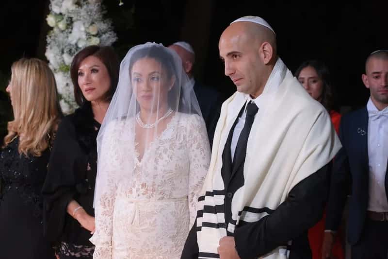 Jewish tradition: the chuppah as a shared family structure (Image Credits: Pexels)