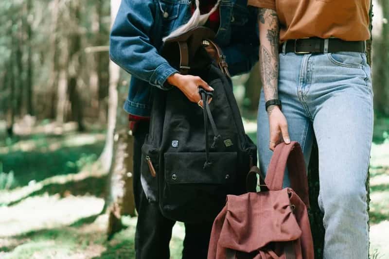Wearing bags loosely slung over one shoulder or behind the back (Image Credits: Pexels)