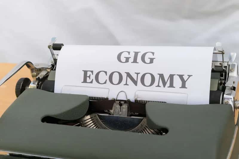 Economic Uncertainty Is Making Americans Cautious (Image Credits: Unsplash)