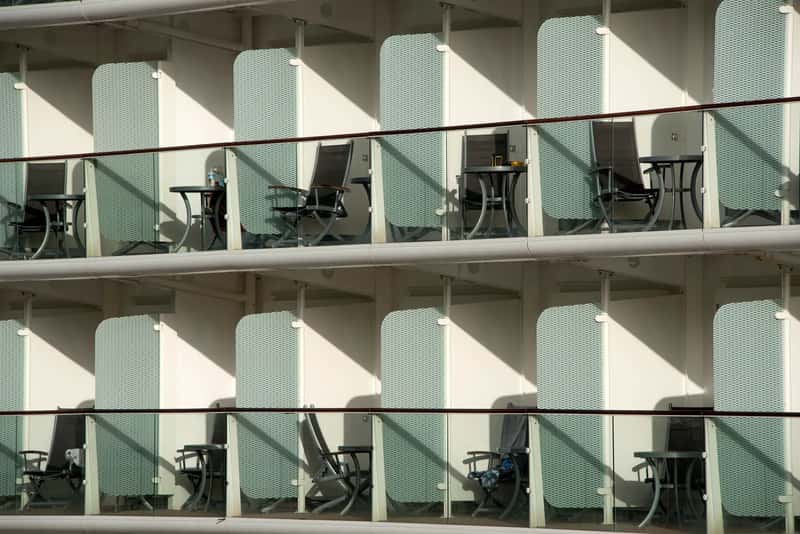 4. Ask to open the balcony divider if traveling with neighbors (By Gillfoto, CC BY-SA 4.0)