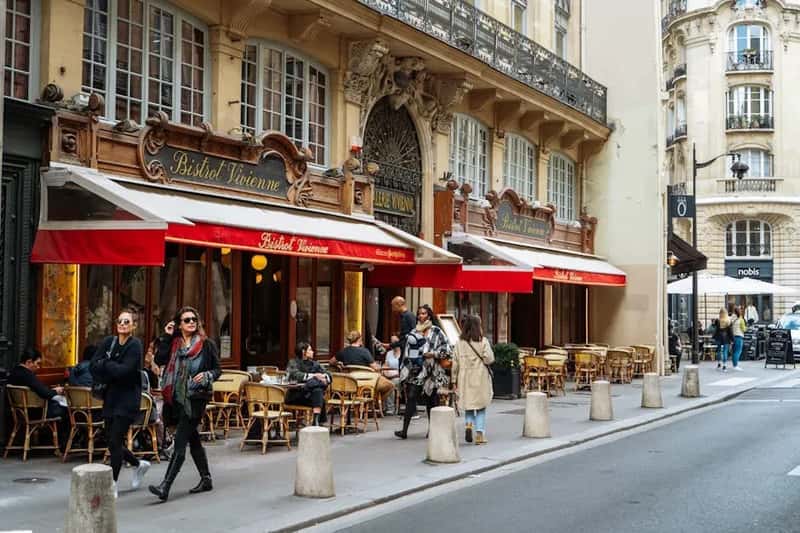 Don't Eat at Restaurants Right Next to Major Landmarks (Image Credits: Pexels)