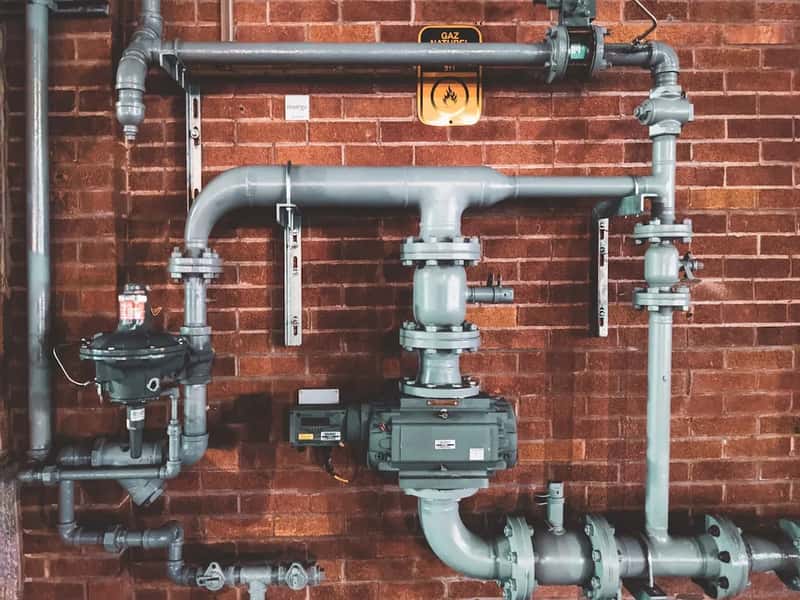 7. Water pressure and plumbing that stay consistent (Image Credits: Unsplash)