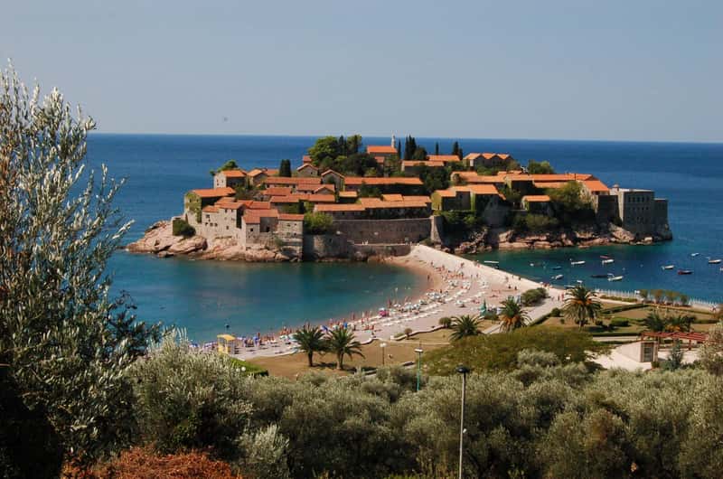 Choosing a Base on the Montenegrin Coast (By Krzysztof Żwirski, CC BY 3.0)